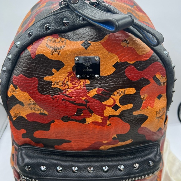 MCM 🔥full-size backpack visetos Camo orange with blk studs - Picture 11 of 16